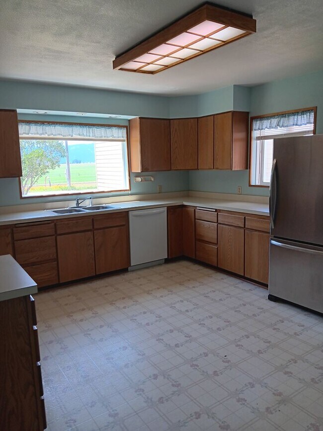 Building Photo - Farm House on Booth Ln