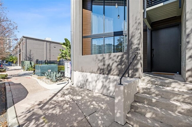 Building Photo - 213 N 12th St