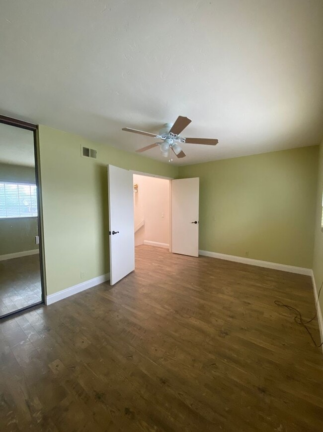 Building Photo - Two Bedroom Condo Close to Orange Circle