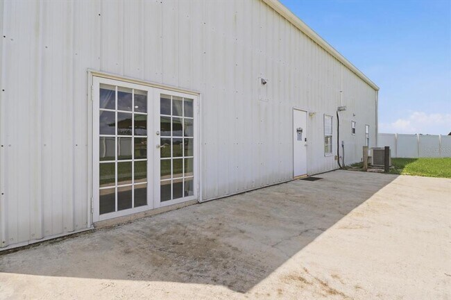 Building Photo - 11752 NE Jacksonville Rd