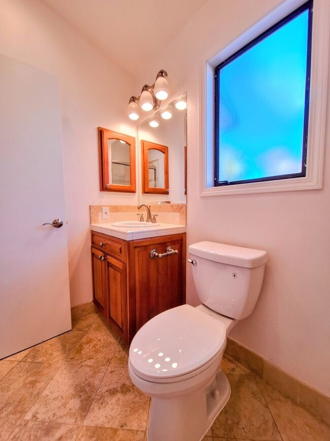 Building Photo - Beautiful 2bd Townhouse With Attached Garage, Private Patio, Pool/Hot Tub, & Clubhouse!