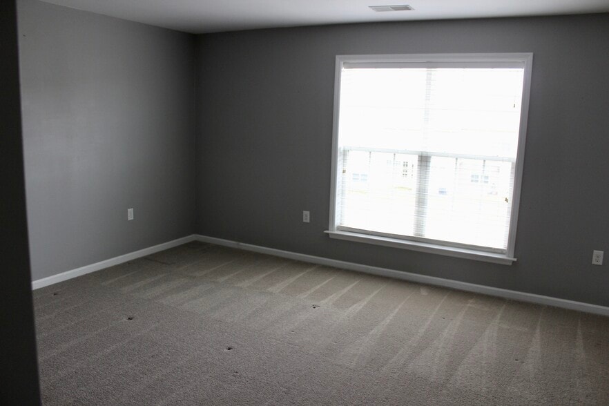 Master bedroom - 855 Fawn Ln