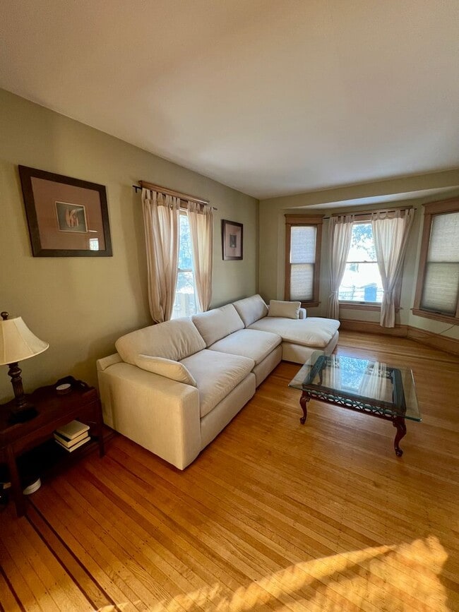 Building Photo - Fully Furnished, Large 3 Bedroom Home!