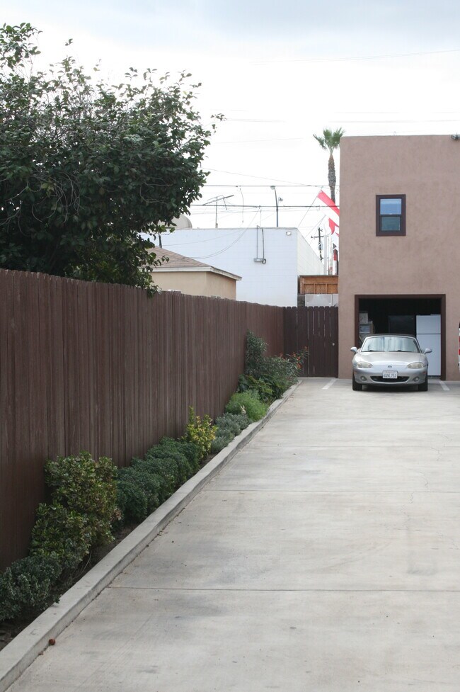 Building Photo - 2527 Elm Ave