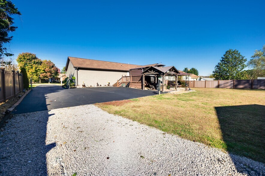 Building Photo - 808 Water View Ter