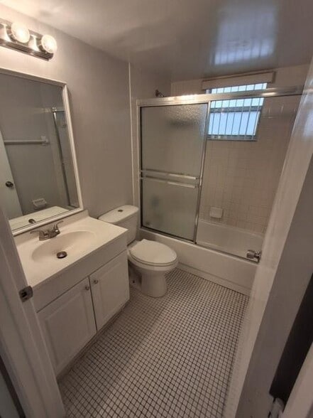 Building Photo - 714 Gardens Dr