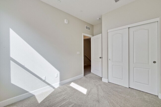 Building Photo - Exquisite 3 bedroom 3 bathroom home in San Jose Blossom Hill area!