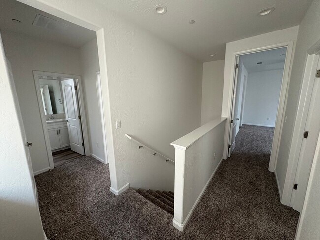 Building Photo - Two-story home in NW Visalia home Availabl...