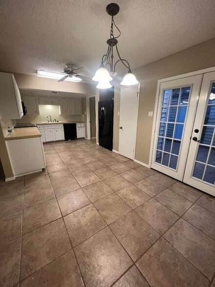 Building Photo - 8639 Knoxville Dr
