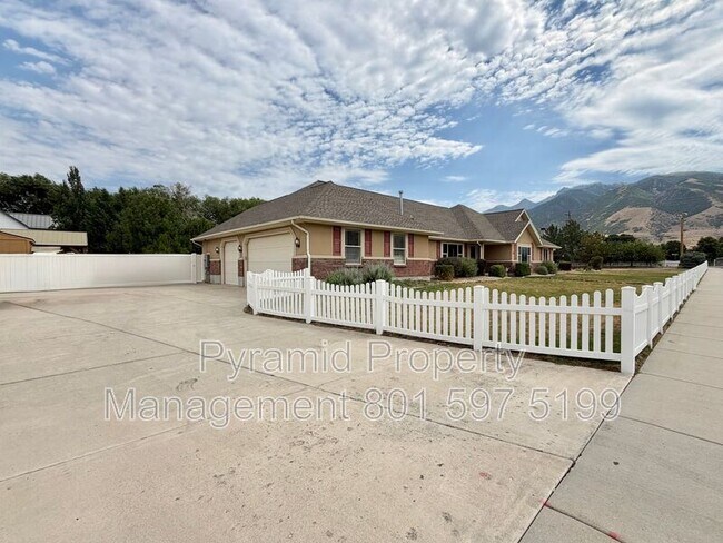 Building Photo - 961 Golden Pheasant Dr