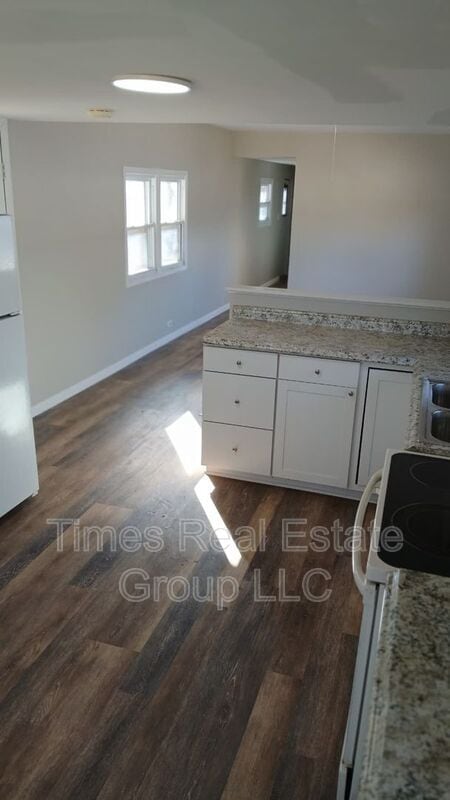 Building Photo - 1994 Creek Rd