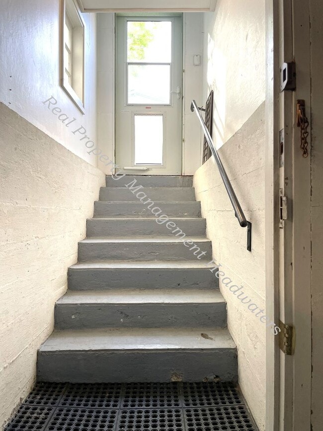 Building Photo - 3 Bedroom 2 Bath House for Rent - Pet Frie...
