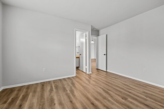 Building Photo - Beautiful condo in Great Neck Landing