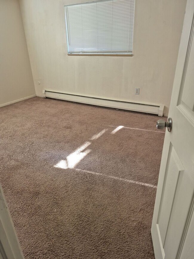 Building Photo - Quiet 2BR Garden-Level Near Mines & Downto...
