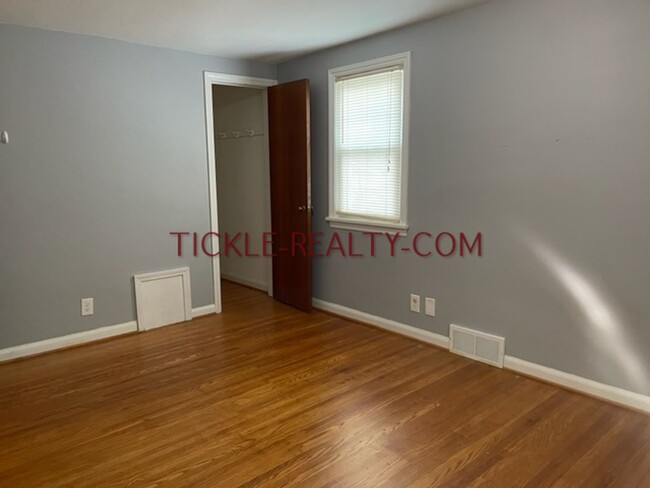 Building Photo - 3 Bedroom, 1 Bath, Central Air, Garage, Fu...