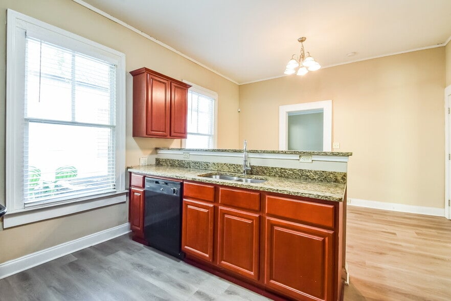 Building Photo - 114 E Broad St