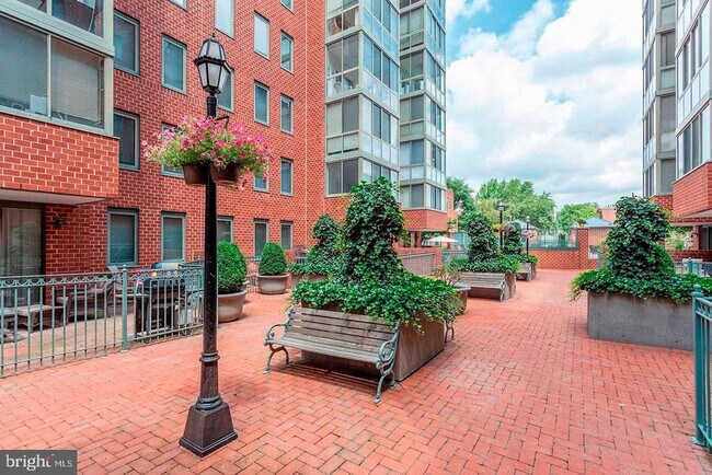 Building Photo - 1050 N Taylor St