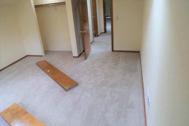 Building Photo - Seriously Spacious 5 bed 2 bath 36x20 Shop Garden Shed