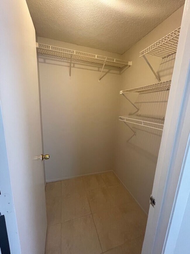 Building Photo - Open and bright 2/2 with garage