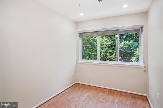 Building Photo - 401 Christopher Ave