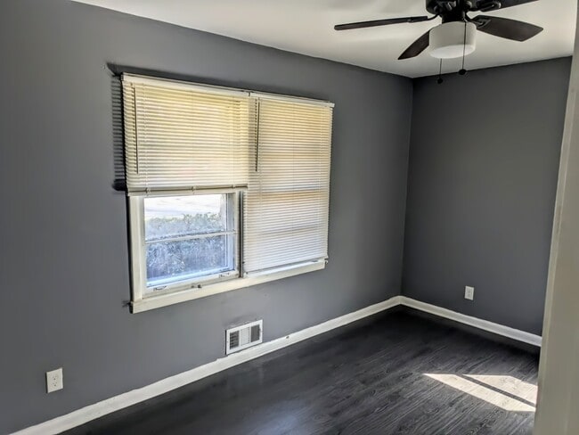 Building Photo - 6097 Park Dr