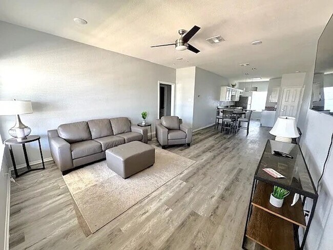 Building Photo - 4 bed 4 bath duplex - $550 per bed