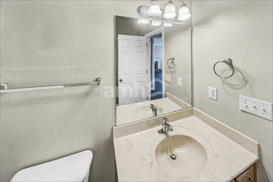 Building Photo - 5000 Idaho Dr