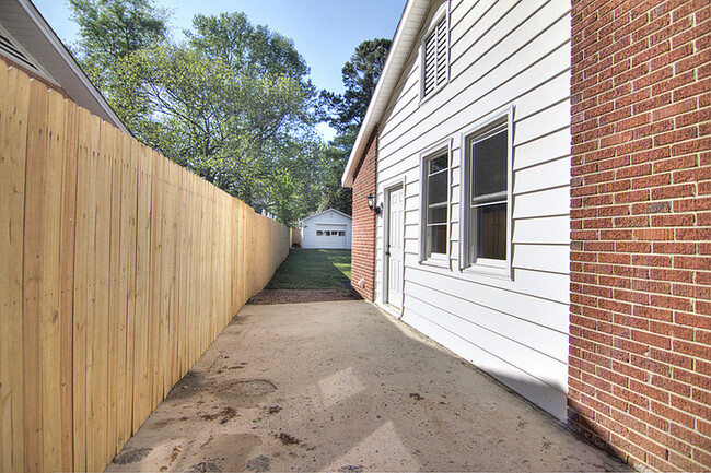 Building Photo - Stunning Ranch Minutes From Uptown.