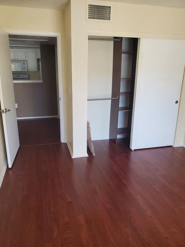 Building Photo - Cute 2 bedroom 2 bath condo