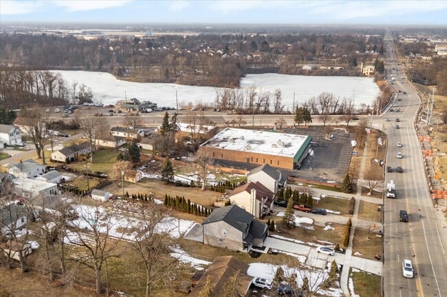 Building Photo - 9805 Newburgh Rd