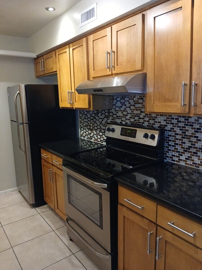 Building Photo - 2 Bedroom, 1 Bath Condo Near 75 and Walnut...