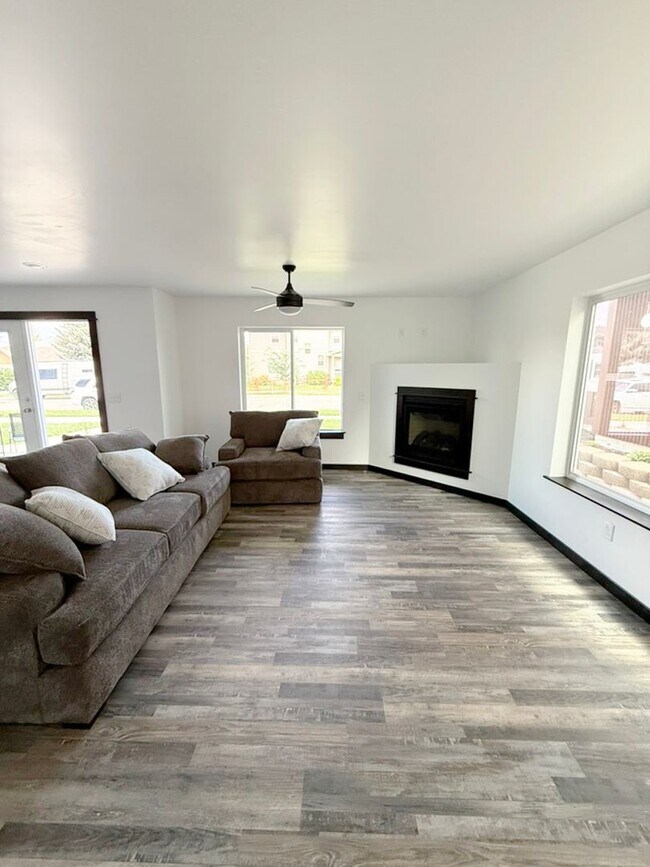 Building Photo - Brand New Condo, Large Windows and Central...