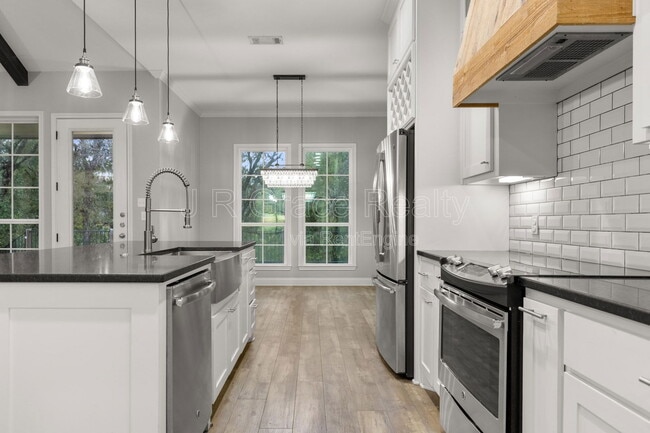 Building Photo - 19 N Shore Cir