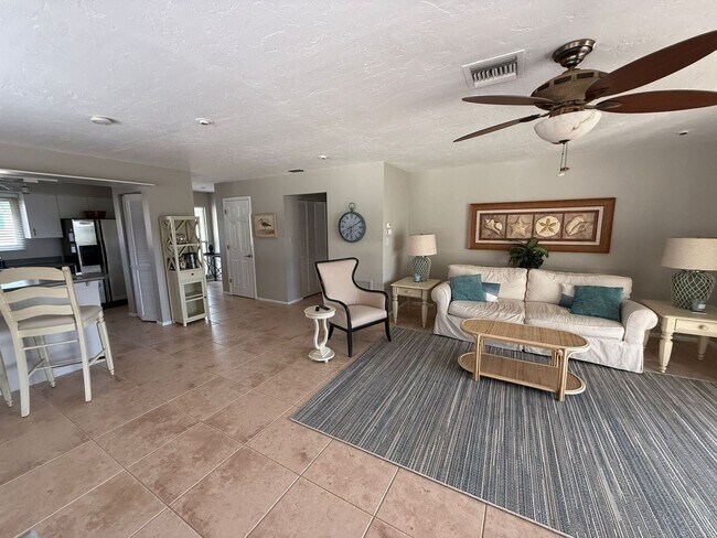 Building Photo - FT Myers Beach Amazing pool home