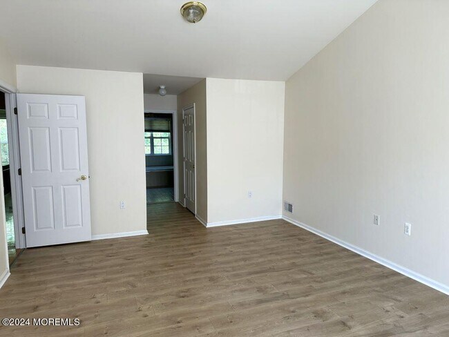 Building Photo - 6 Mulberry Ln