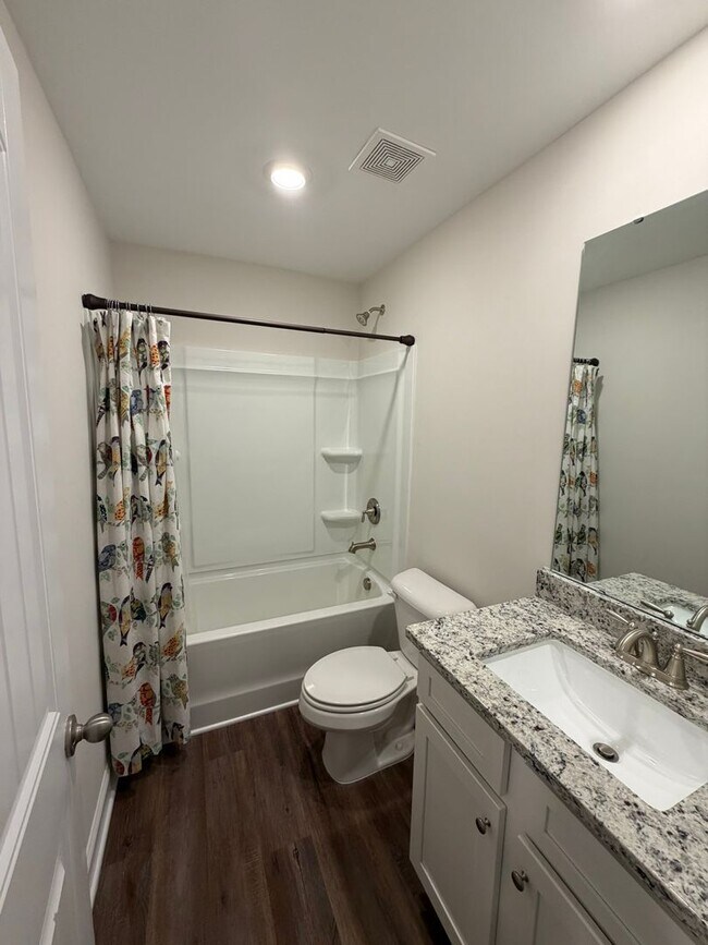 Building Photo - Spacious townhome in Riverwalk