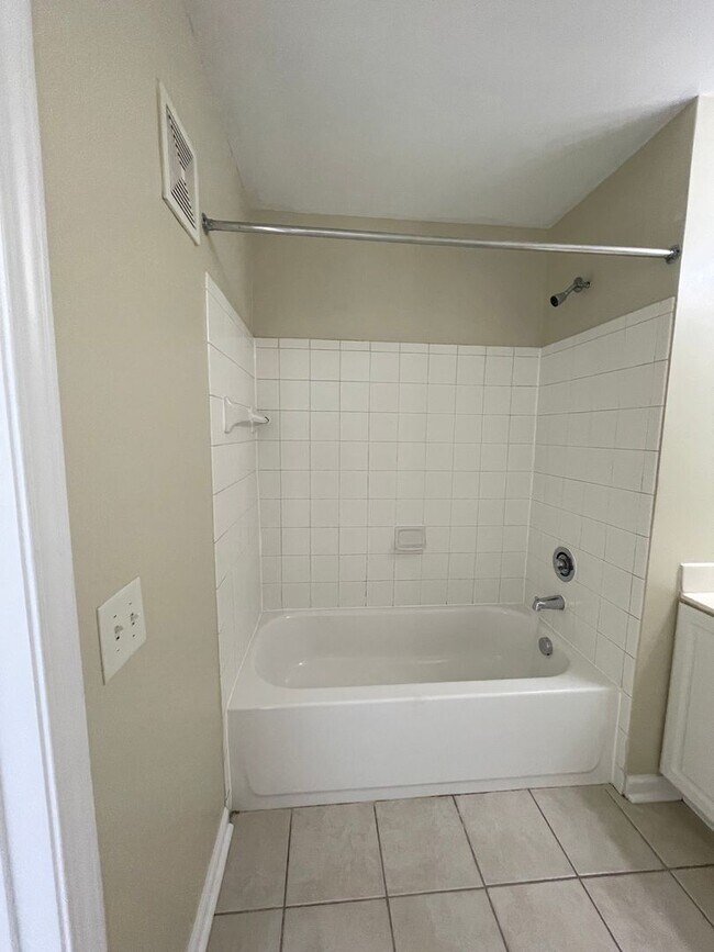 Building Photo - 15-1512 Dukes