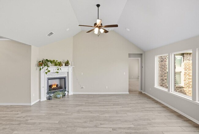 Building Photo - Like new, Move in Ready.