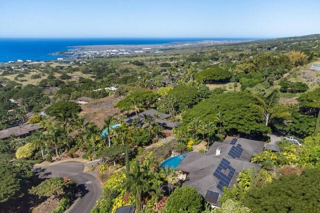 Building Photo - Luxury furnished 4 bedroom 3 bathroom with pool, spa, and outdoor showers