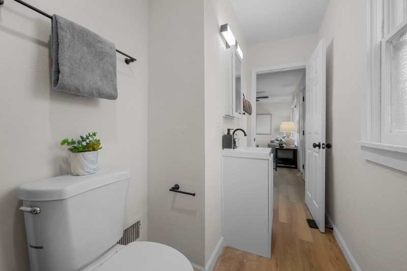 Building Photo - 135 E Loretta Ave