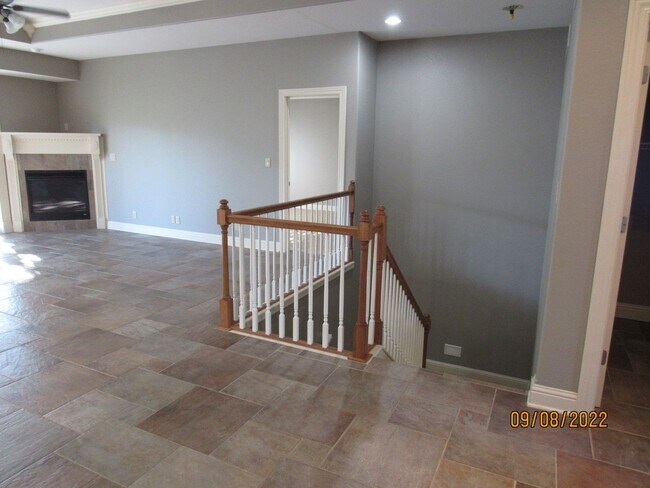 Building Photo - 4 bedroom duplex in Camdenton