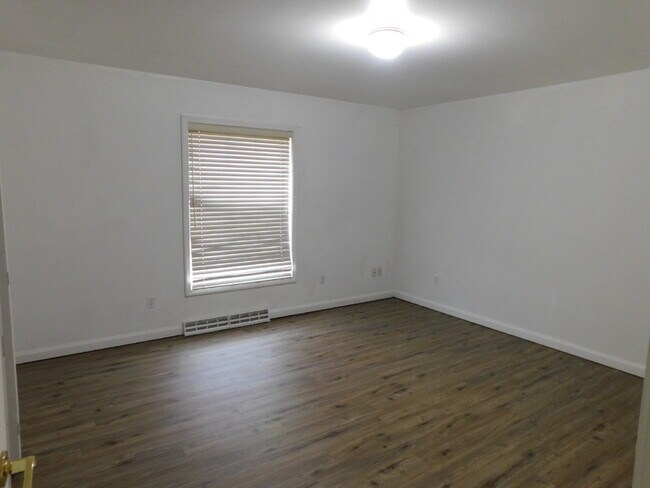Building Photo - Ranch Style Private Entry Duplex