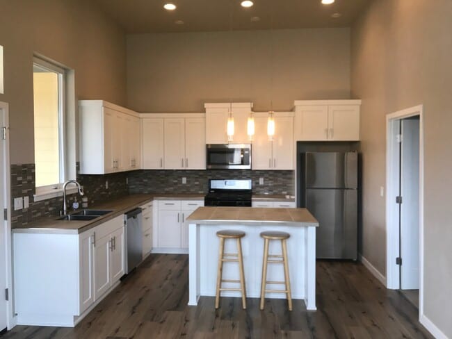 Building Photo - 4682 SW Yew Leaf Ct