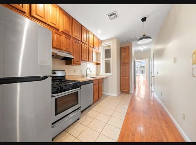 Building Photo - 54 Monitor St