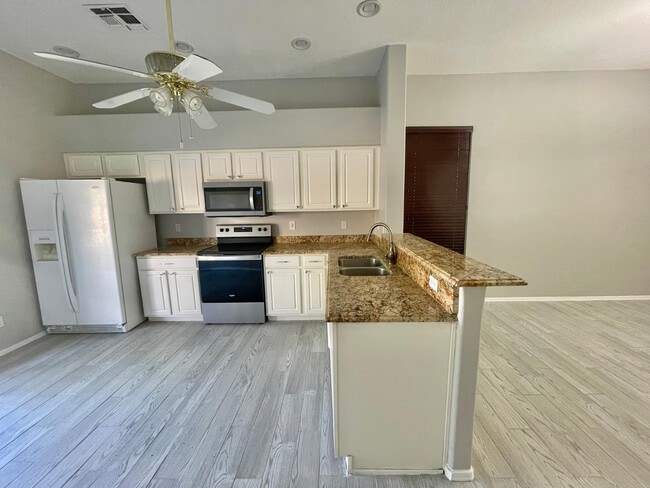 Building Photo - 686 W Del Rio St