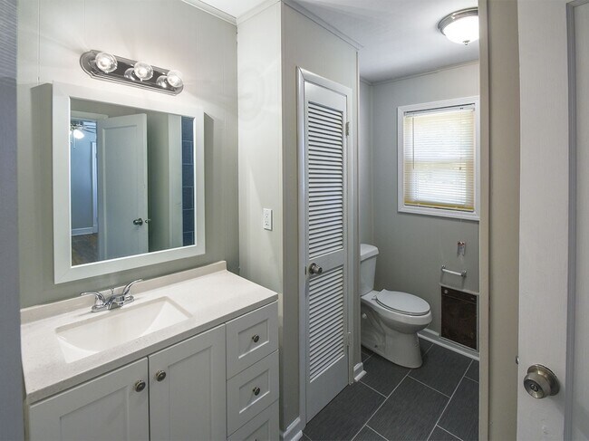 Building Photo - 3 Bed, 2 Bath near UOM
