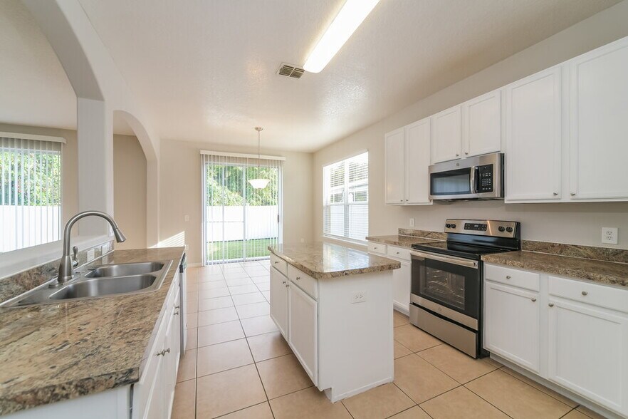 Building Photo - 2041 The Oaks Blvd