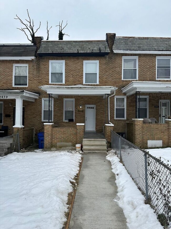 Building Photo - 4 Bedroom Spacious House