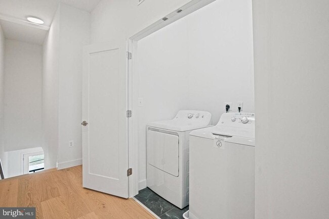 Building Photo - 4421 Kane Pl NE