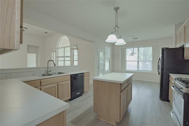 Building Photo - 704 Thrush Dr